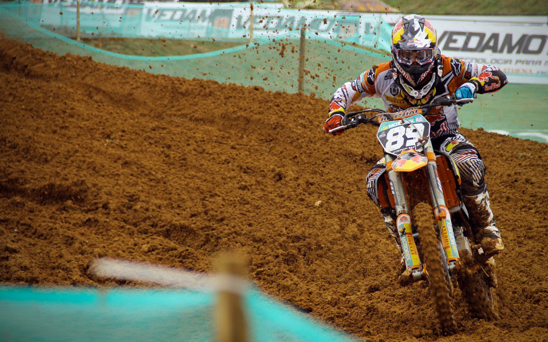 足球运动全球参与人数持续增长，全球足球市场规模